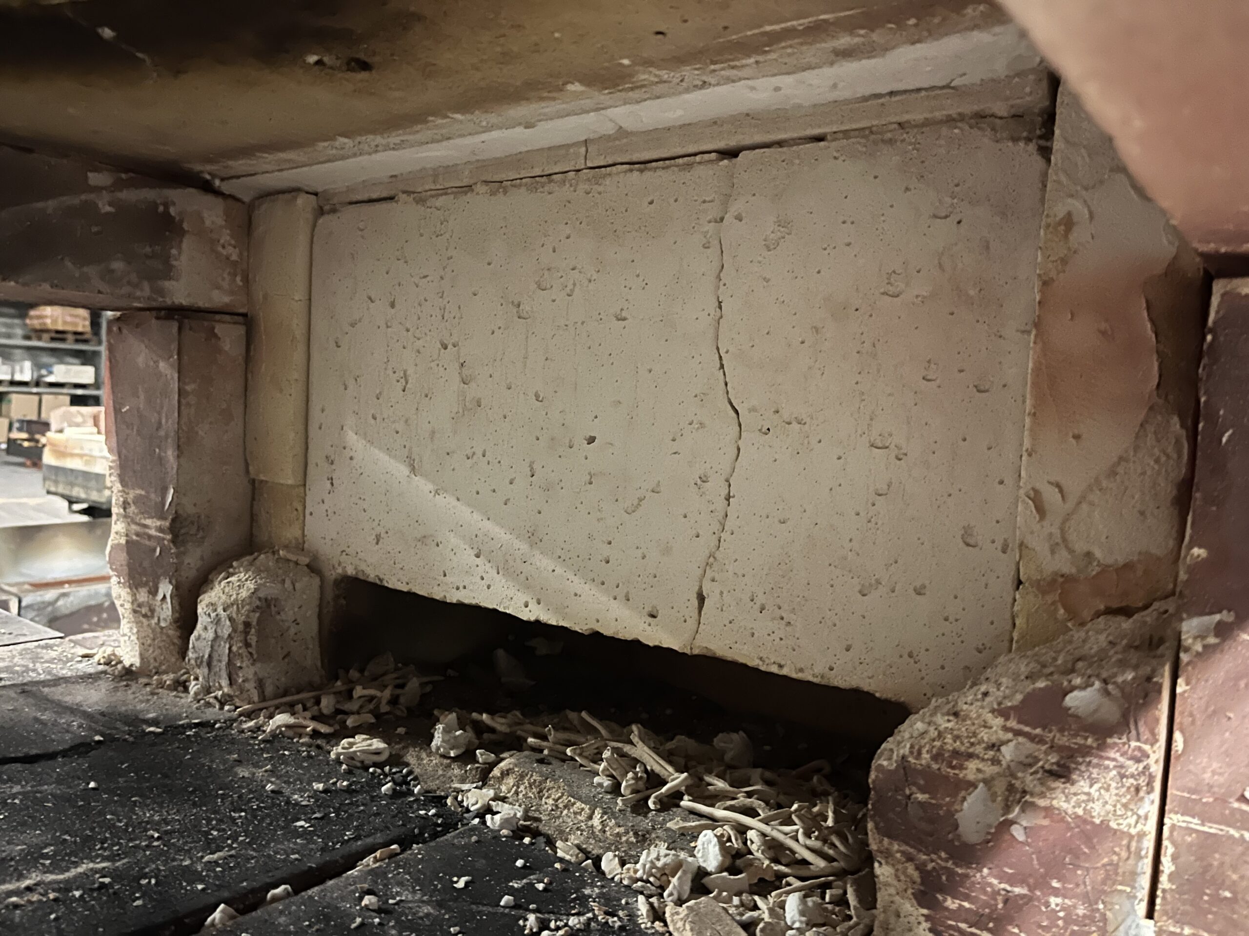 gros plan sur le mauvais état intérieur d'un four de forge avant son rétrofit